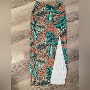 Sexy skirt w slit leopard and tropical vibes